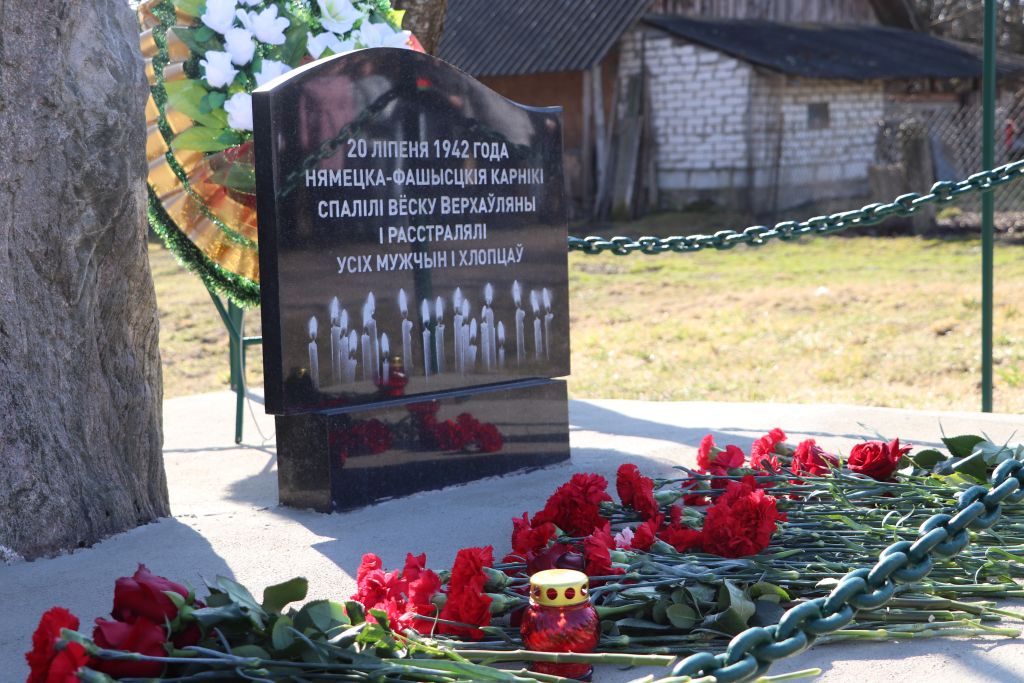 Минута памяти застыла в тишине. В Верховлянах почтили жертв фашистского террора