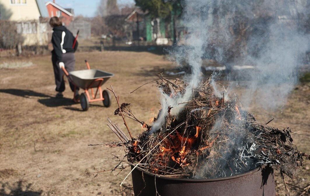 Безопасный порядок: как очистить участок и не стать виновником пожара
