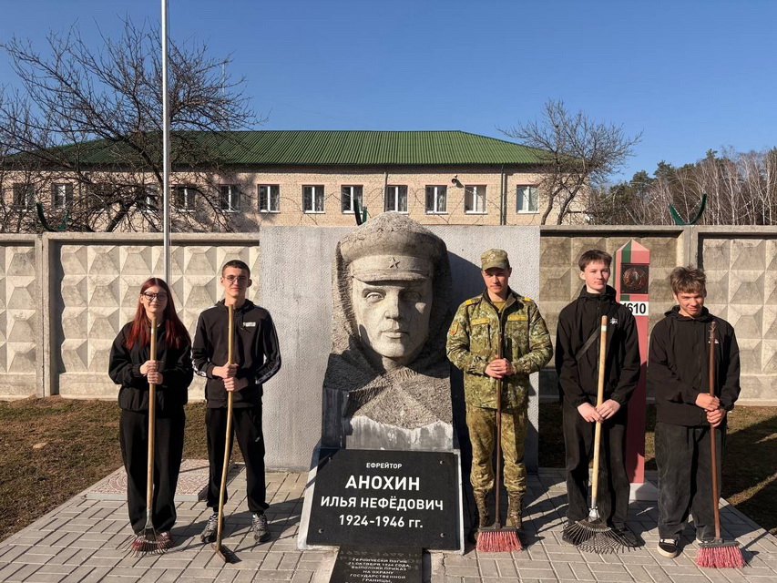 С памятью в сердце. Члены военно-патриотического клуба "Западный рубеж" присоединились к акции "Чтим и помним!"