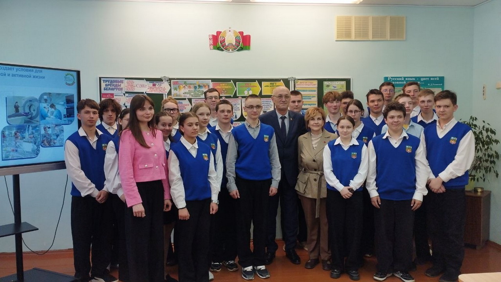 Гордиться, помнить, созидать.В Макаровской СШ обсудили, что значит быть достойным гражданином Беларуси