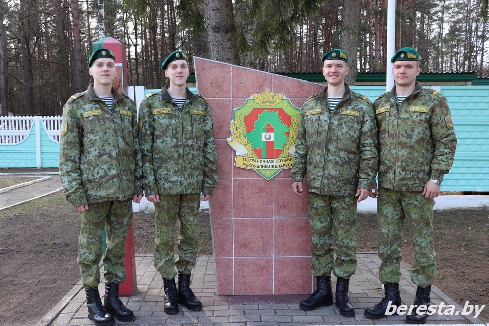Две пары близнецов служат на пограничной заставе "Семеновка"