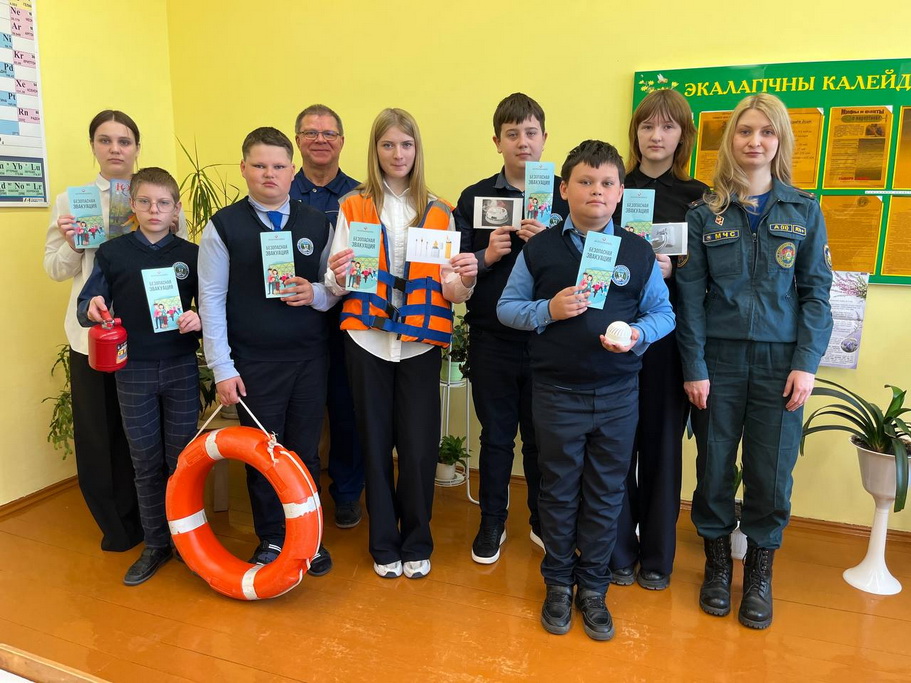 Безопасность - общая забота: в Стародворецкой школе прошло занятие для школьников