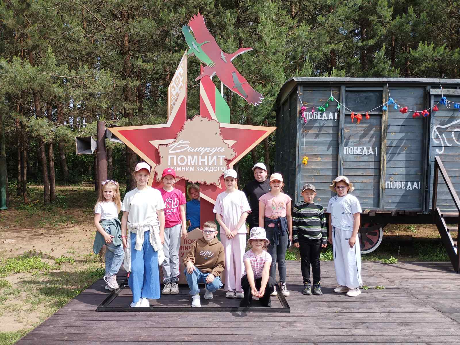Путешествие в историю: воспитанники лагеря «Лучики» Макаровской средней школы  посетили «Гродненскую крепость. Партизанский лагерь» и сыграли в «Зарницу»