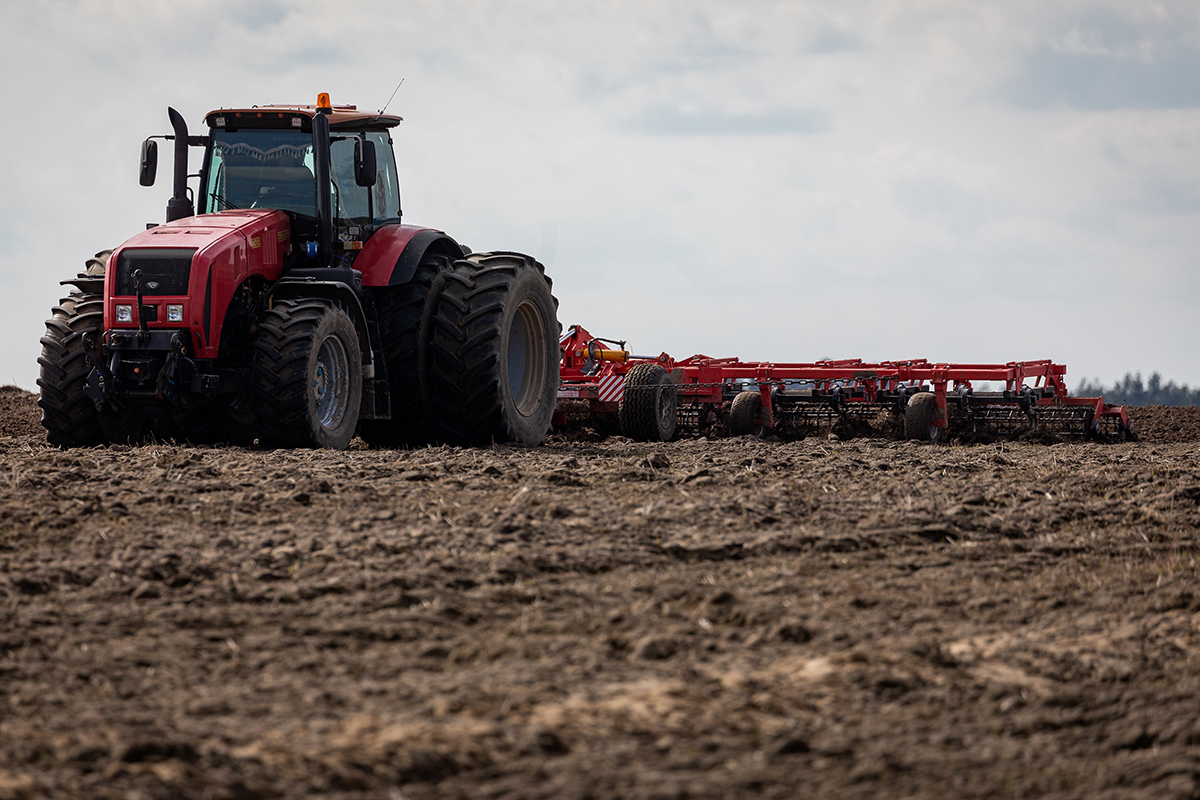 На полях района идут весенние работы