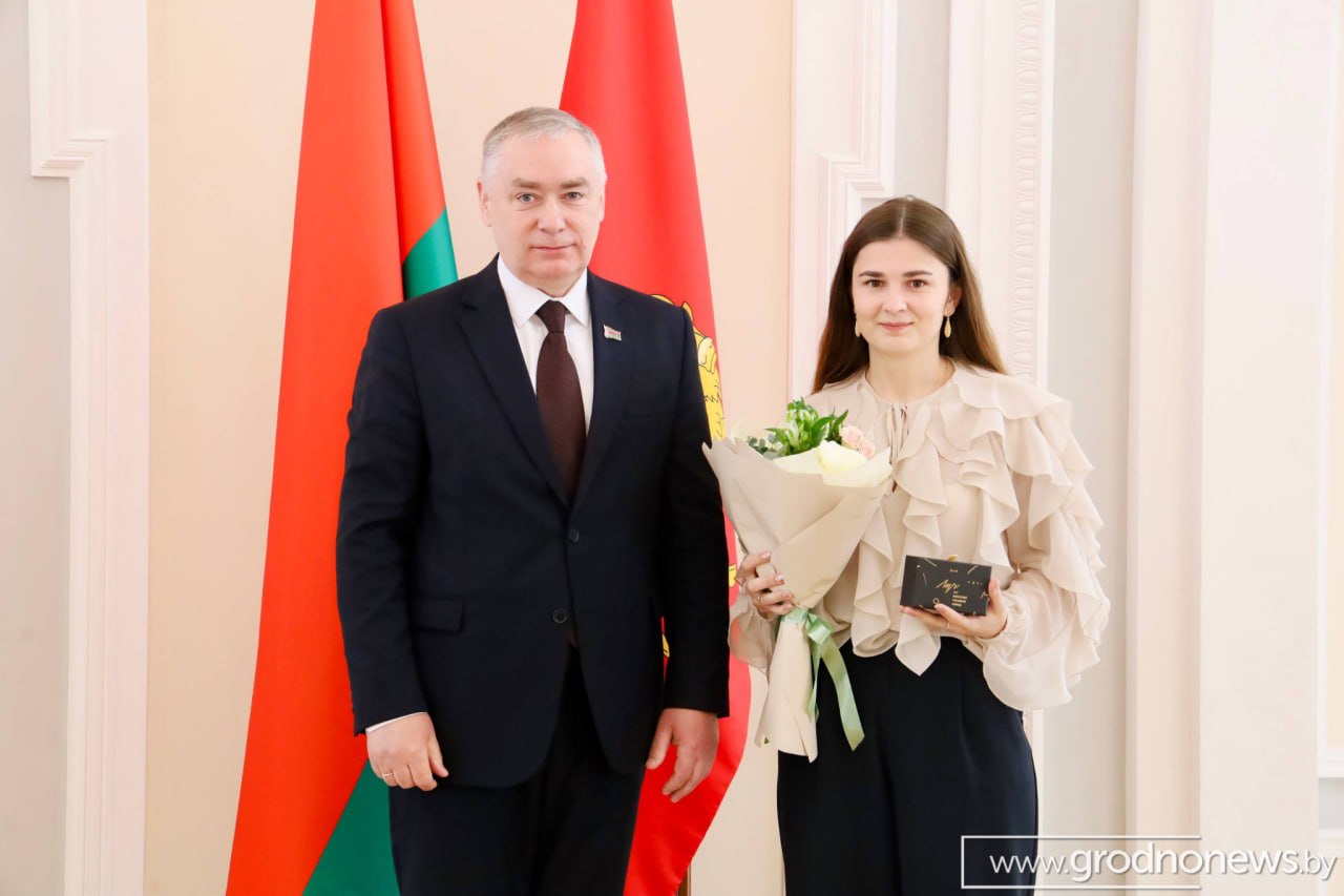 Корреспондент СП "Бераставіцкая газета" Анна Хаменя награждена ценным подарком по случаю профессионального праздника