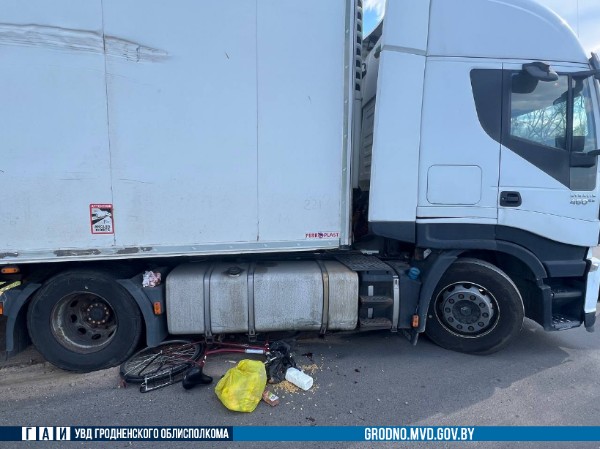 В Берестовицком районе под колеса фуры попала пенсионерка 