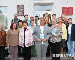 У Бераставіцкай раённай бібліятэцы імя В. М. Кавалеўскага адбылася прэзентацыя кнігі Дзмітрыя Радзівончыка «Масты і берагі» 