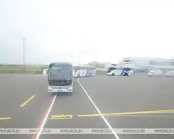 Автобусная колонна с жителями Алешек выдвинулась из аэропорта Гомеля