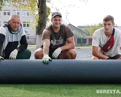 На стадионе в Большой Берестовице обустраивают площадку для мини-футбола