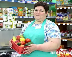 Продавец из деревни Поплавцы Татьяна Цуркан вдохнула жизнь в местный магазин
