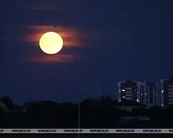 Клубничное полнолуние озарило небо над Гродненщиной