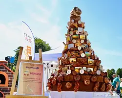 К юбилею «Бацькавай булкі» испекли рекордный каравай, которым угостили всех гостей фестиваля
