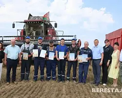 На полях Берестовицкого района чествовали лидеров уборочной кампании