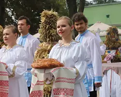 Праздничное шествие «Адзіны шлях да хлеба» прошло на районном фестивале тружеников села «Дажынкі-2026» в Олекшицах