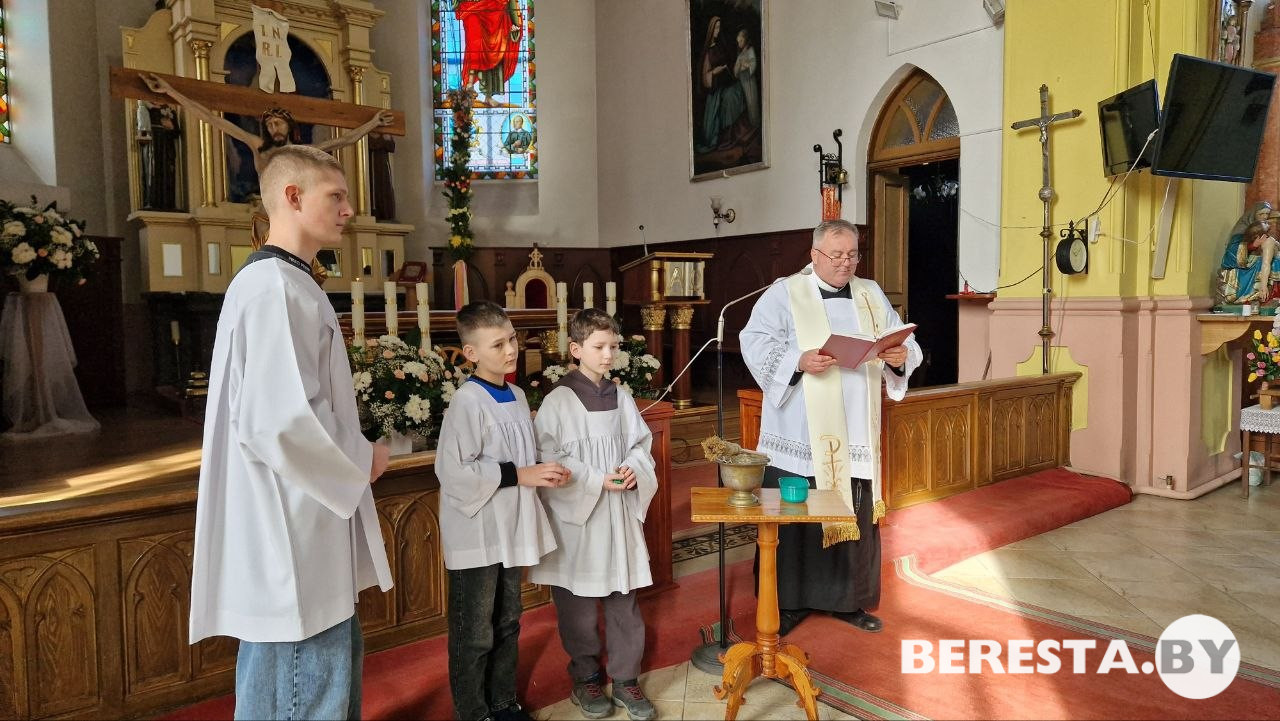 Каталіцкія вернікі  асвячаюць велікодныя стравы ў касцёле Перамянення Пана ў Вялікай Бераставіцы