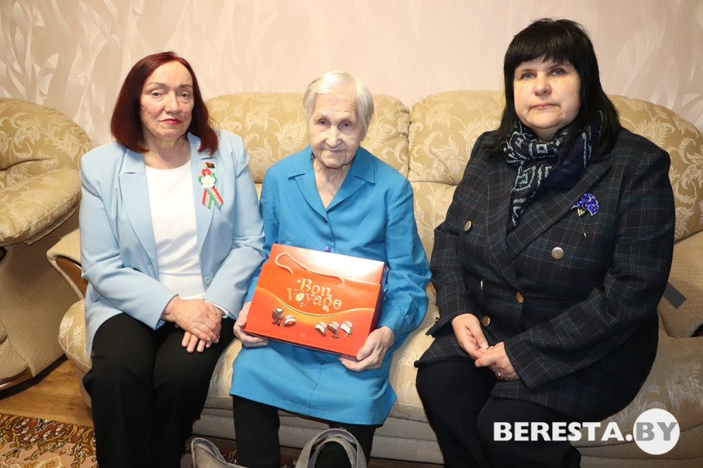 Памятные подарки в знак признательности: бывших малолетних узников и ветерана войны поздравили в Берестовицком районе  