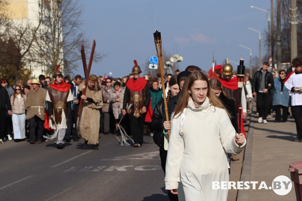 Інсцэніраваны Крыжовы шлях прайшоў вуліцамі Вялікай Бераставіцы